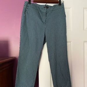 Crop stretch pants with small green and white print on navy